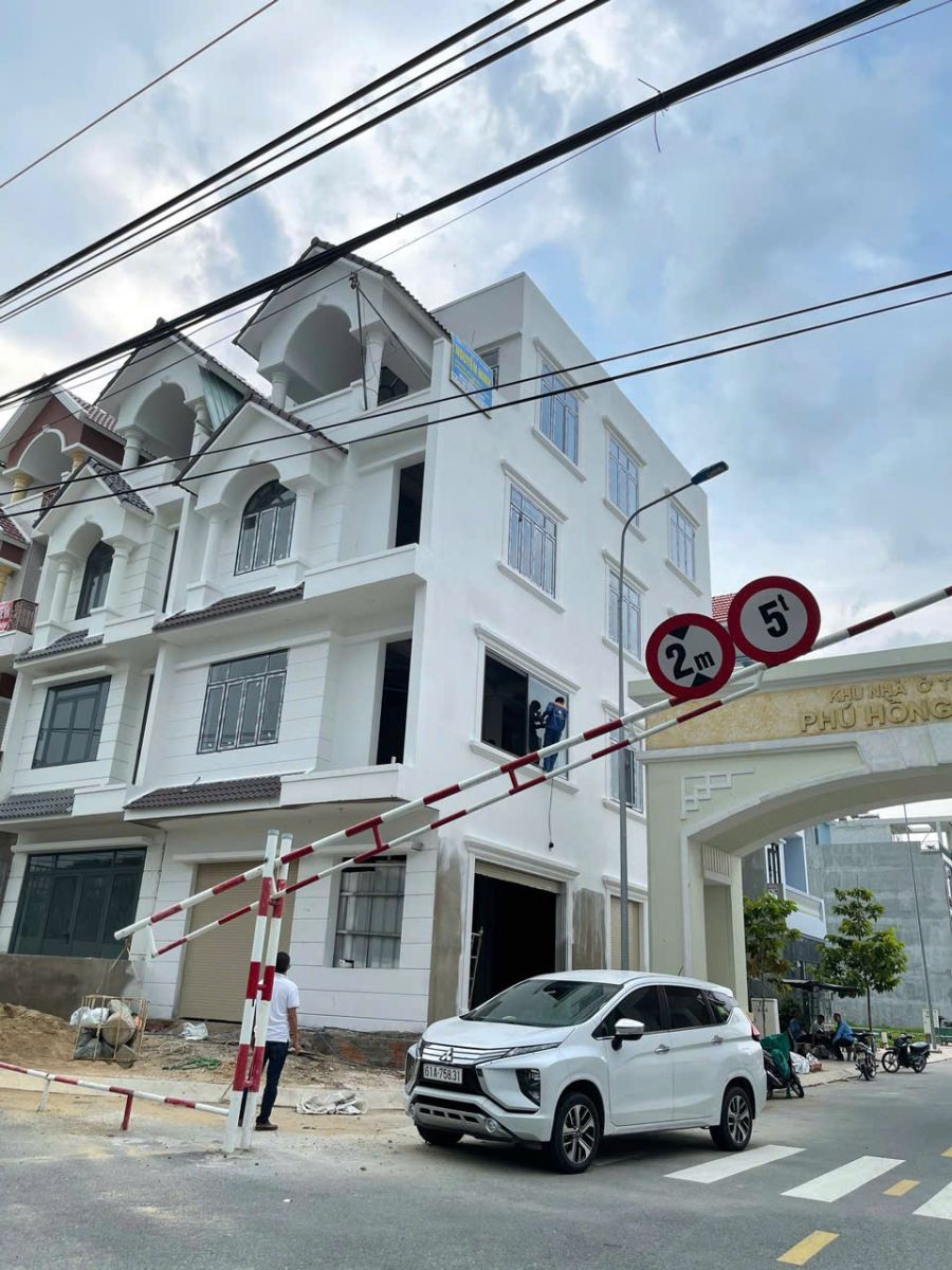 Nhà phố 1 trệt 2 lầu